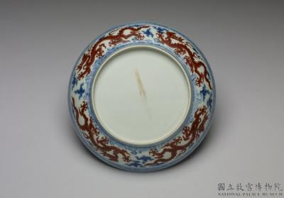 图片[3]-Dish with dragons in overglaze red and waves in underglaze blue, Ming dynasty (1368-1644)-China Archive